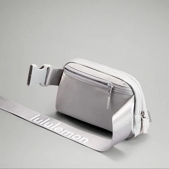 Lululemon Everywhere belt bag 1L, Silver Drop/ White -Discontinued - Picture 5 of 16